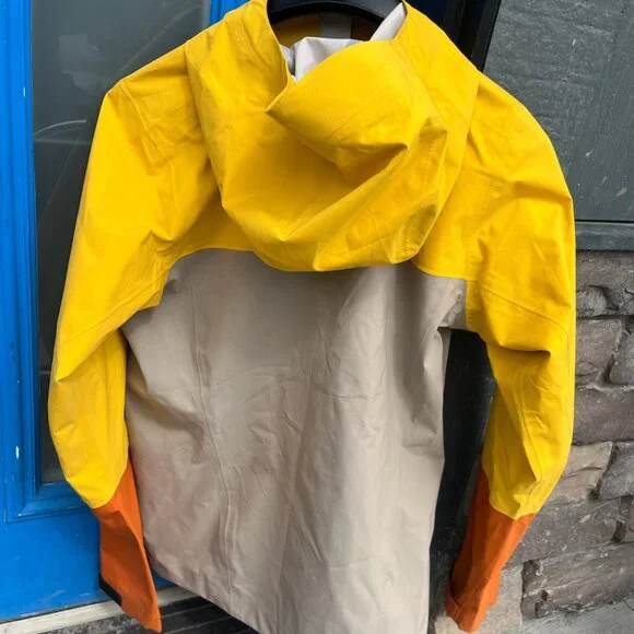 Peak Performance Rain Jacket - Picture 3 of 4